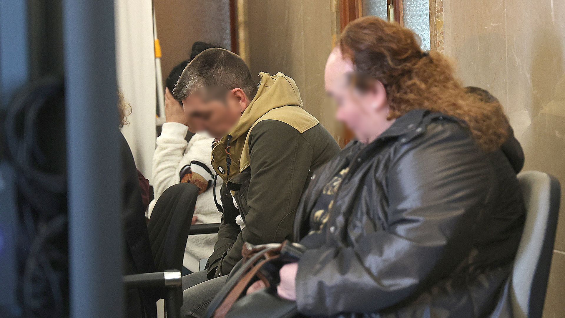 Yolanda Moreno (izquierda), con la mano en el rostro, junto a los tíos de la víctima (centro y derecha)