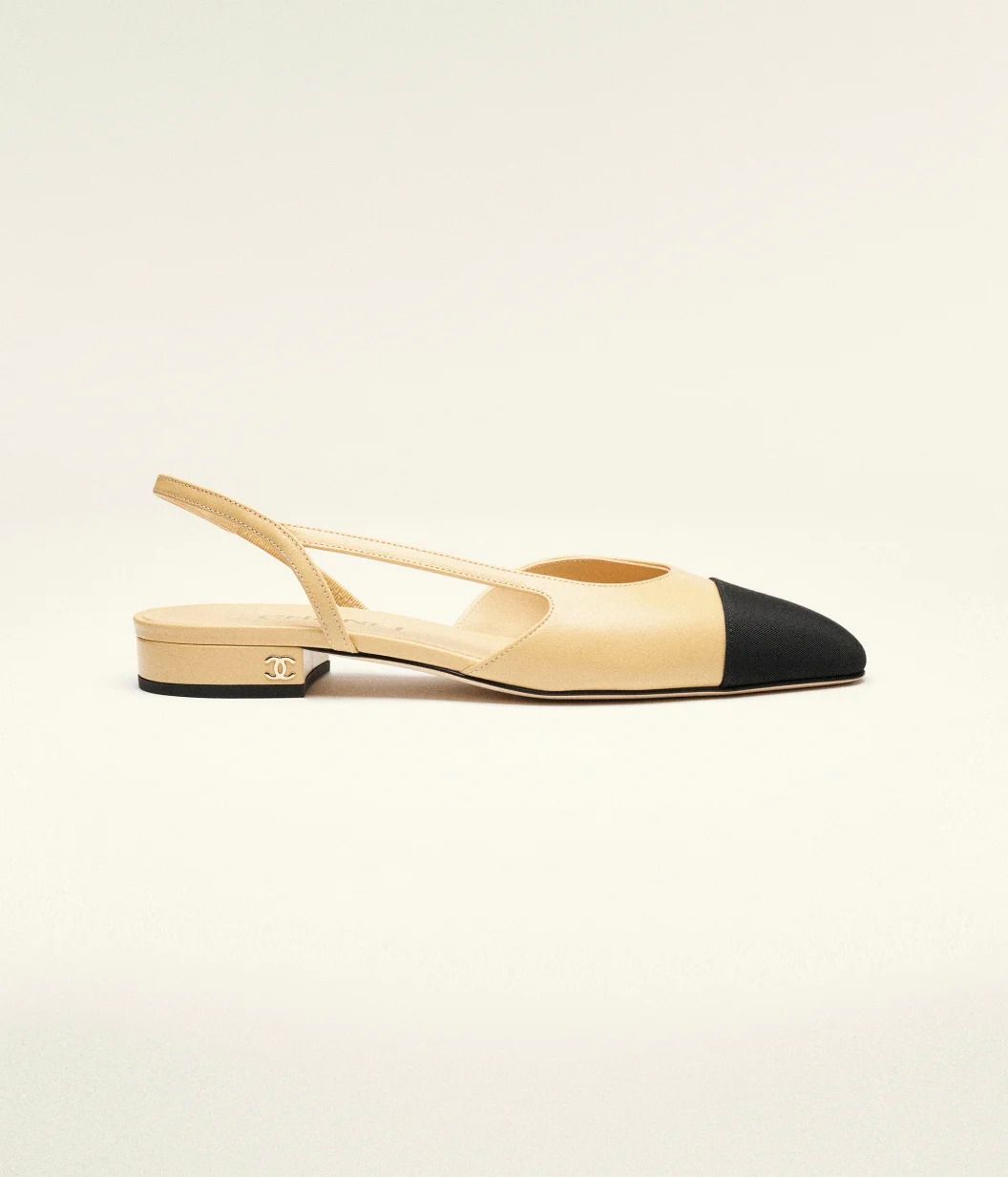 Zapatos slingback bicolor de Chanel