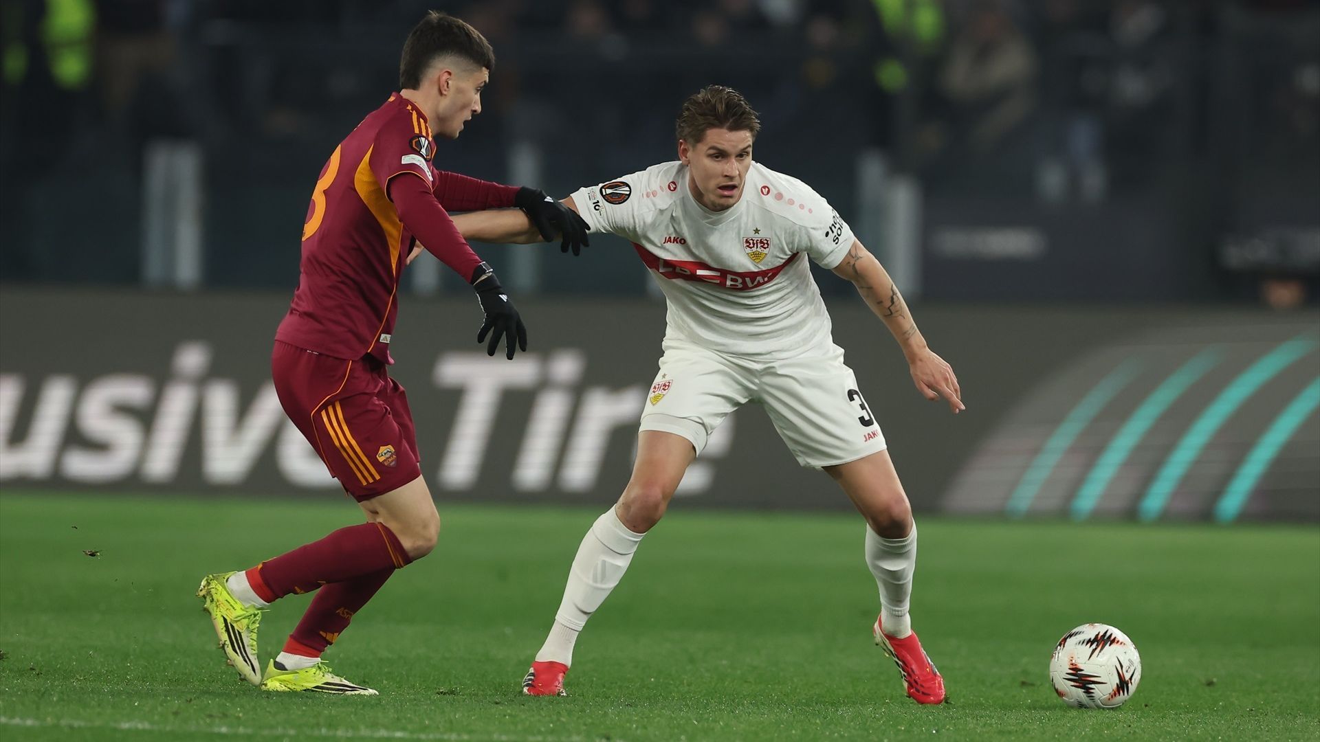 Chema Andrés pelea un balón con Soulé en el Stuttgart-Roma