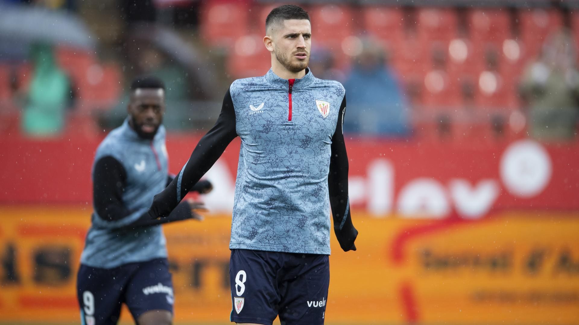 El navarro Oihan Sancet calienta para jugar un partido