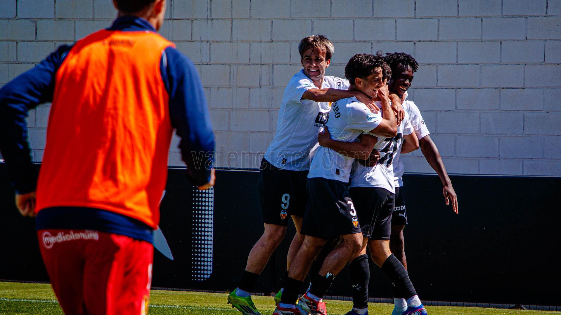 El VCF Mestalla golea en el estreno de Óscar Sánchez