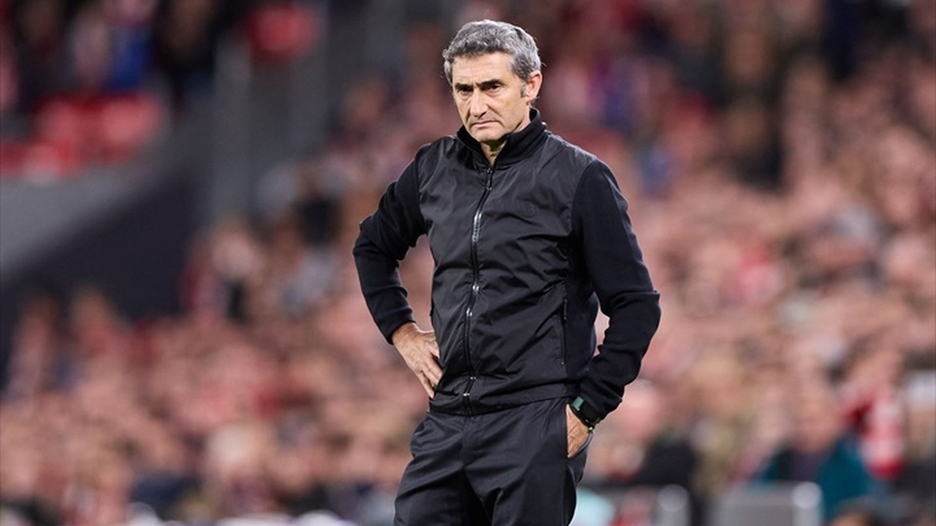Ernesto Valverde pensativo en la banda en un partido del Athletic Club Ernesto Valverde pensativo en la banda en un partido del Athletic Club