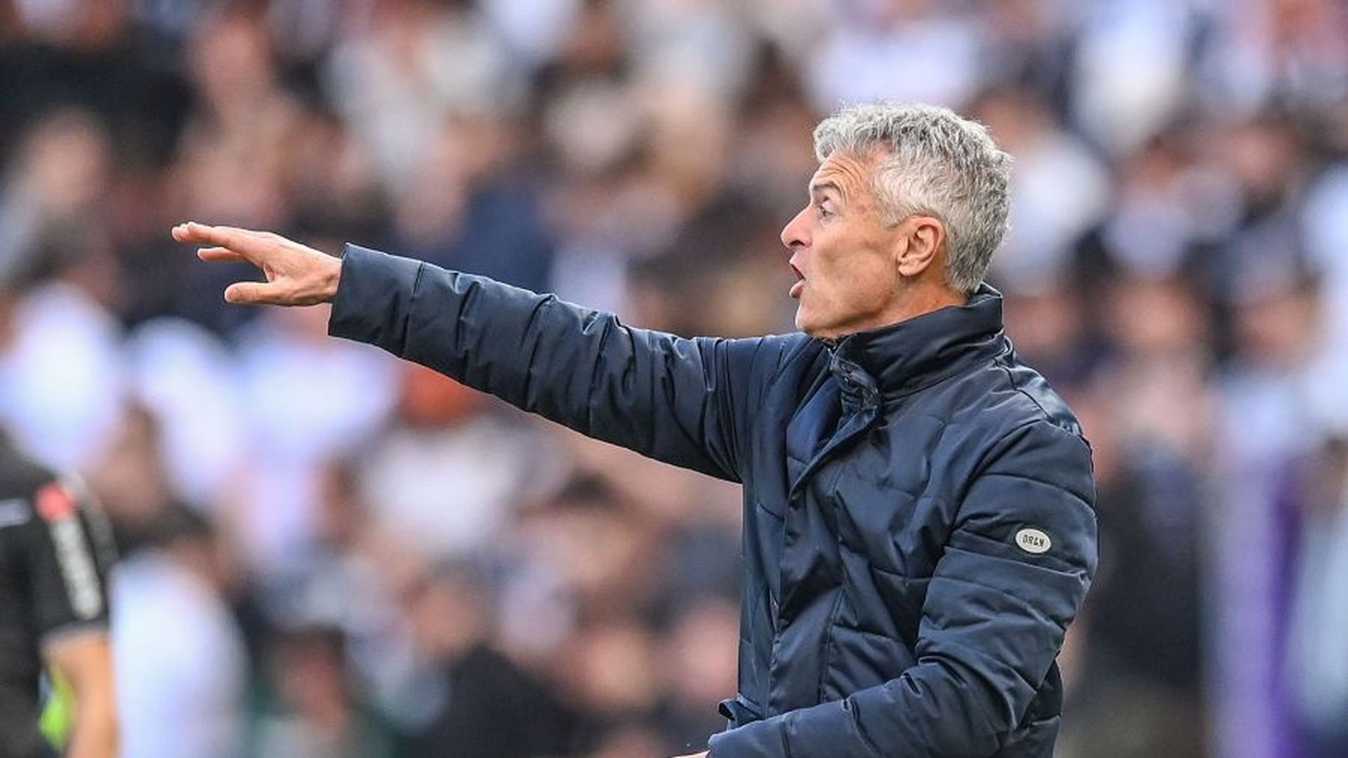 Escribá da indicaciones ante el Burgos.