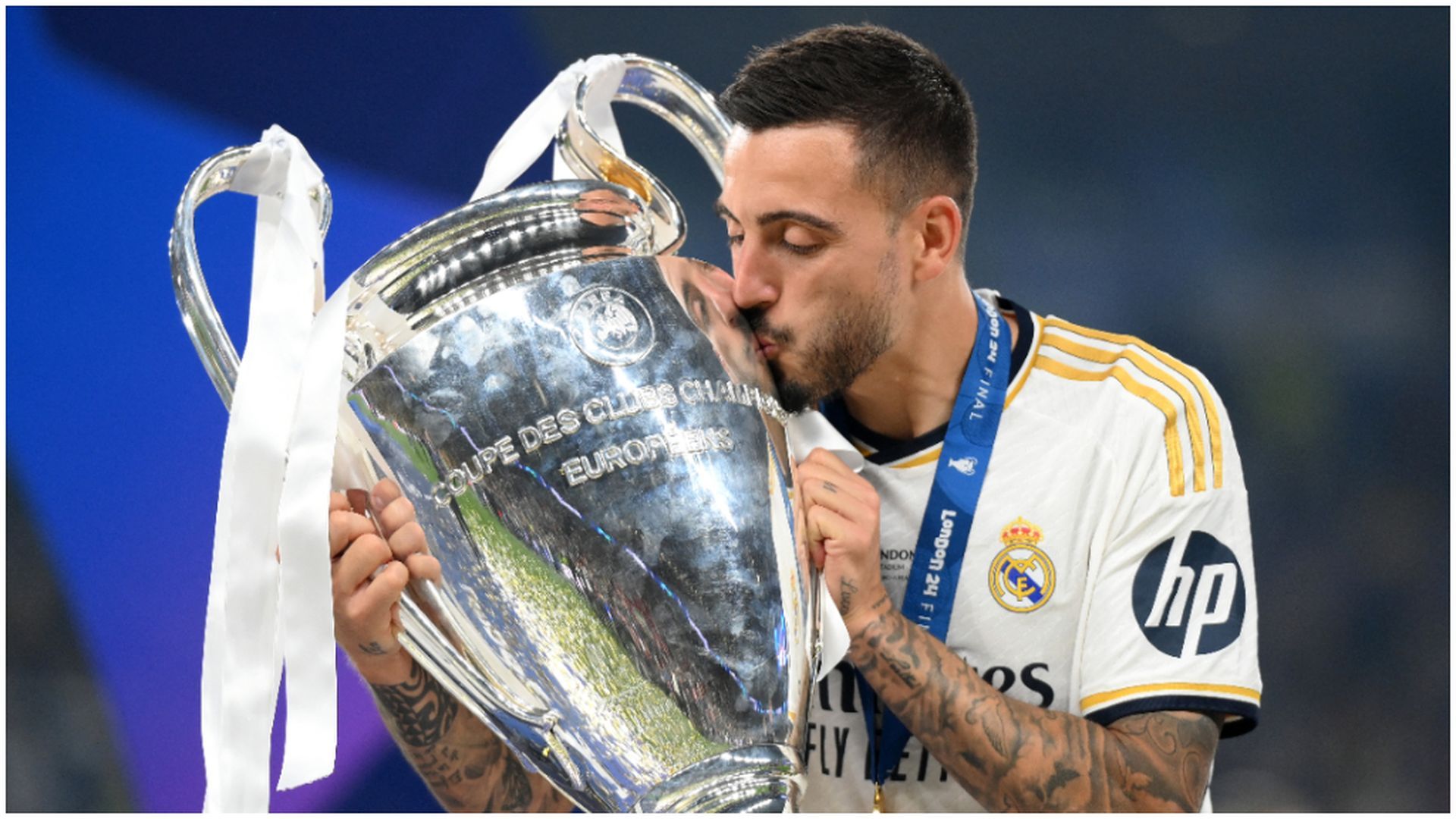 Joselu Mato, posando con la Champions League