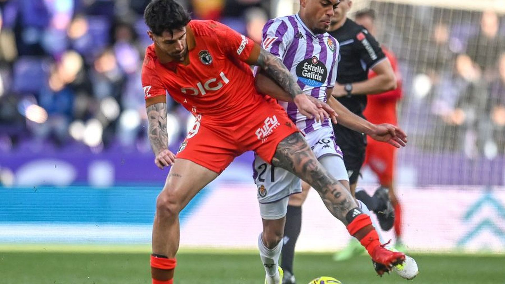 Julien Ponceau pelea un duelo ante el Burgos.