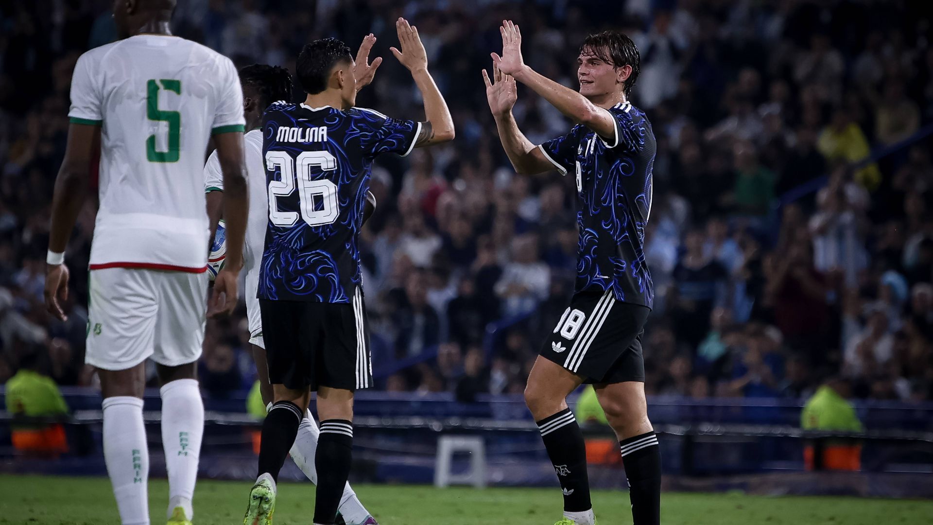 Los jugadores de Argentina celebran un gol ante Mauritania