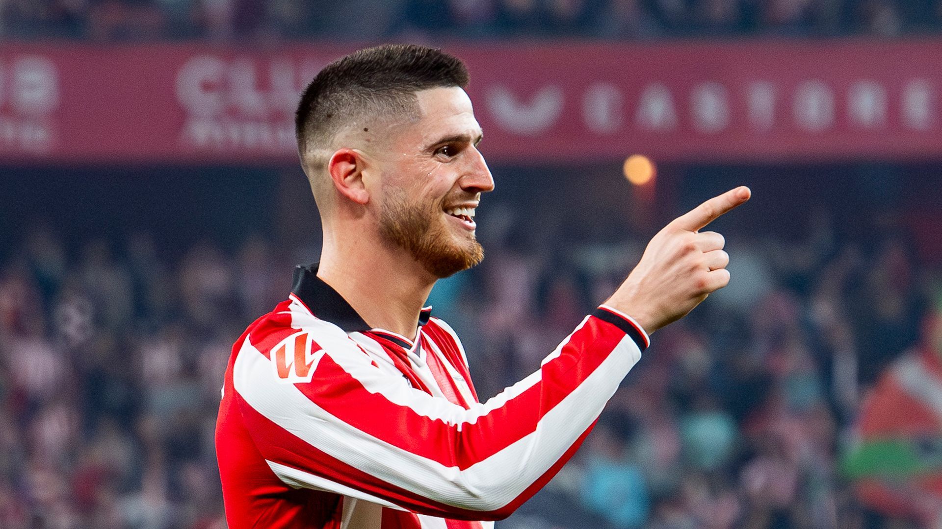 Oihan Sancet agradece una asistencia para marcar en San Mamés