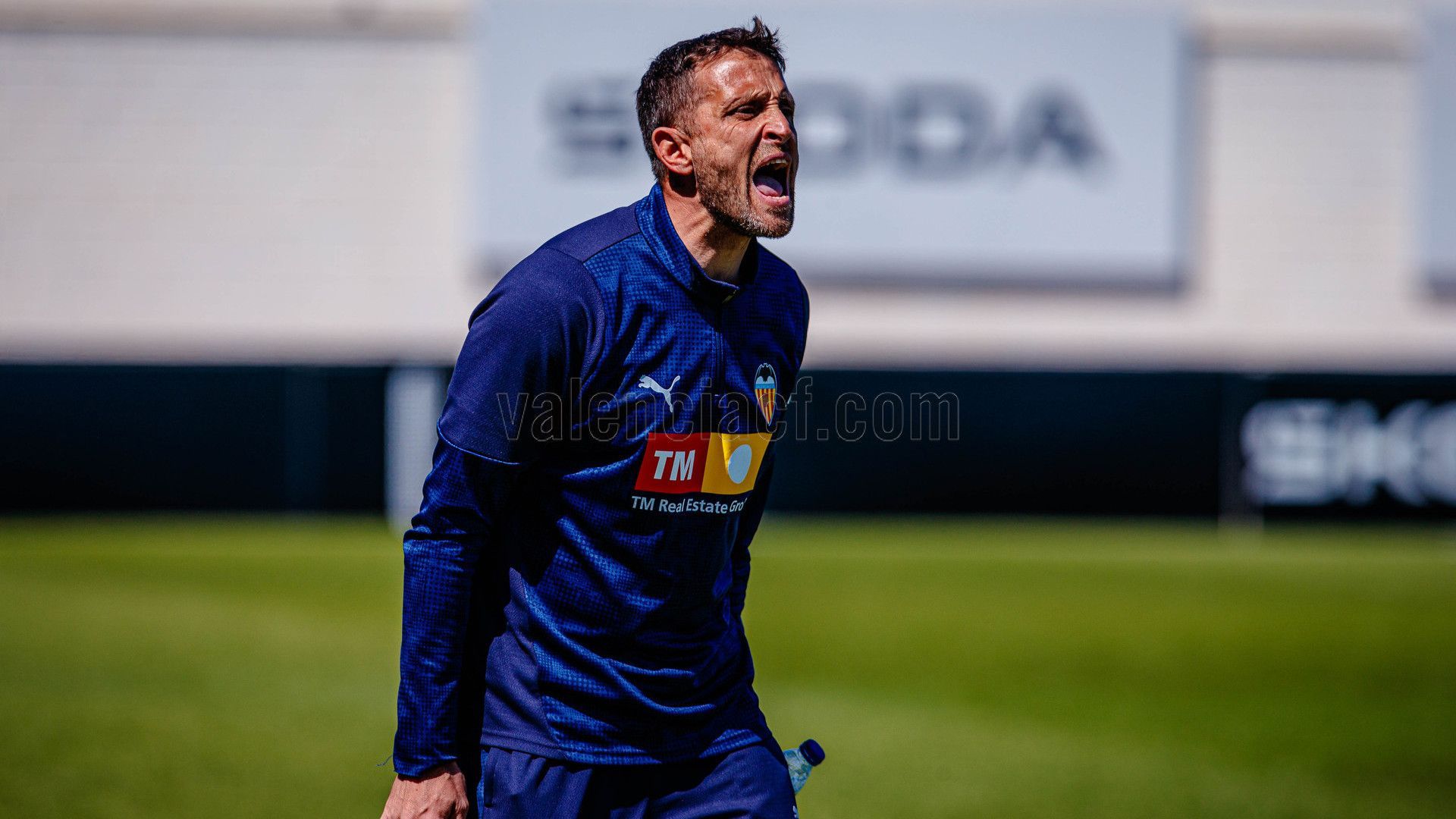 Óscar Sánchez dirigiendo al VCF Mestalla