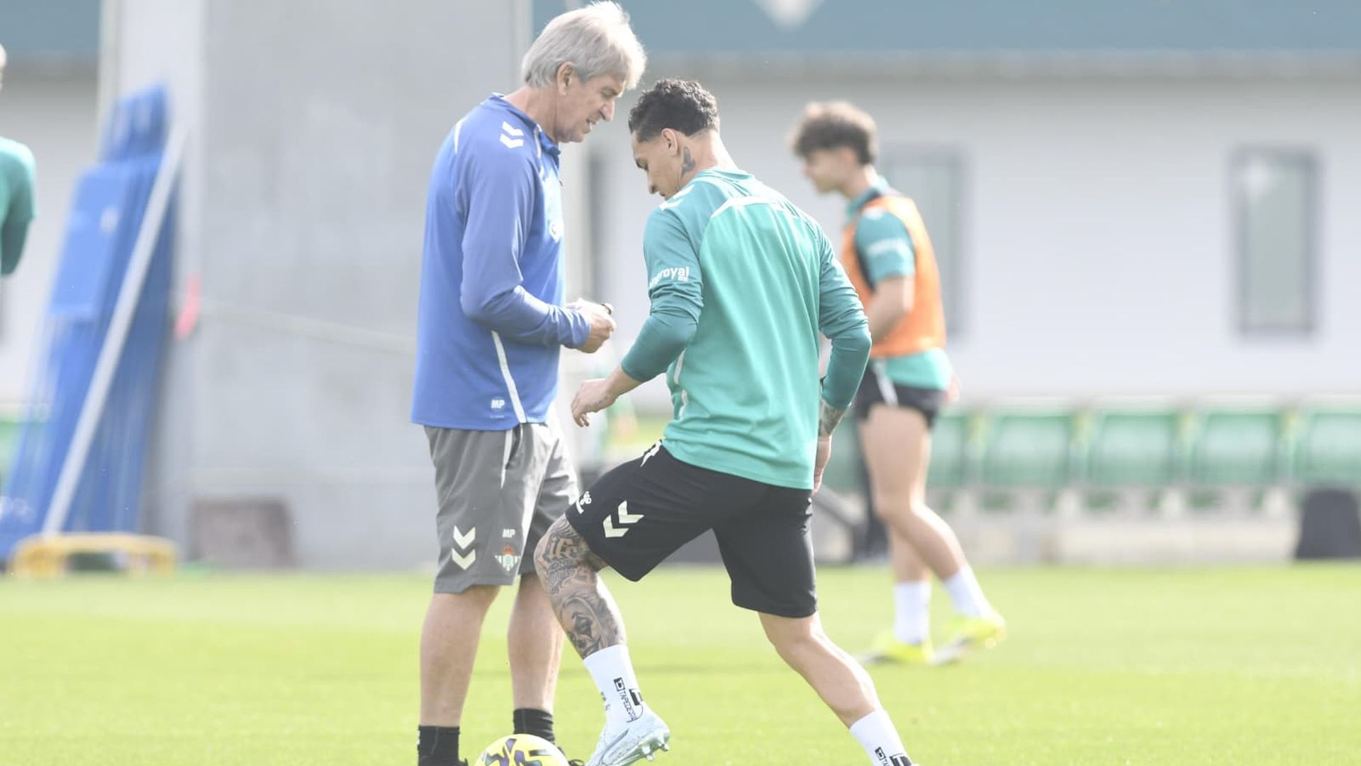 Pellegrini y Antony, en el entrenamiento del Betis de este miércoles