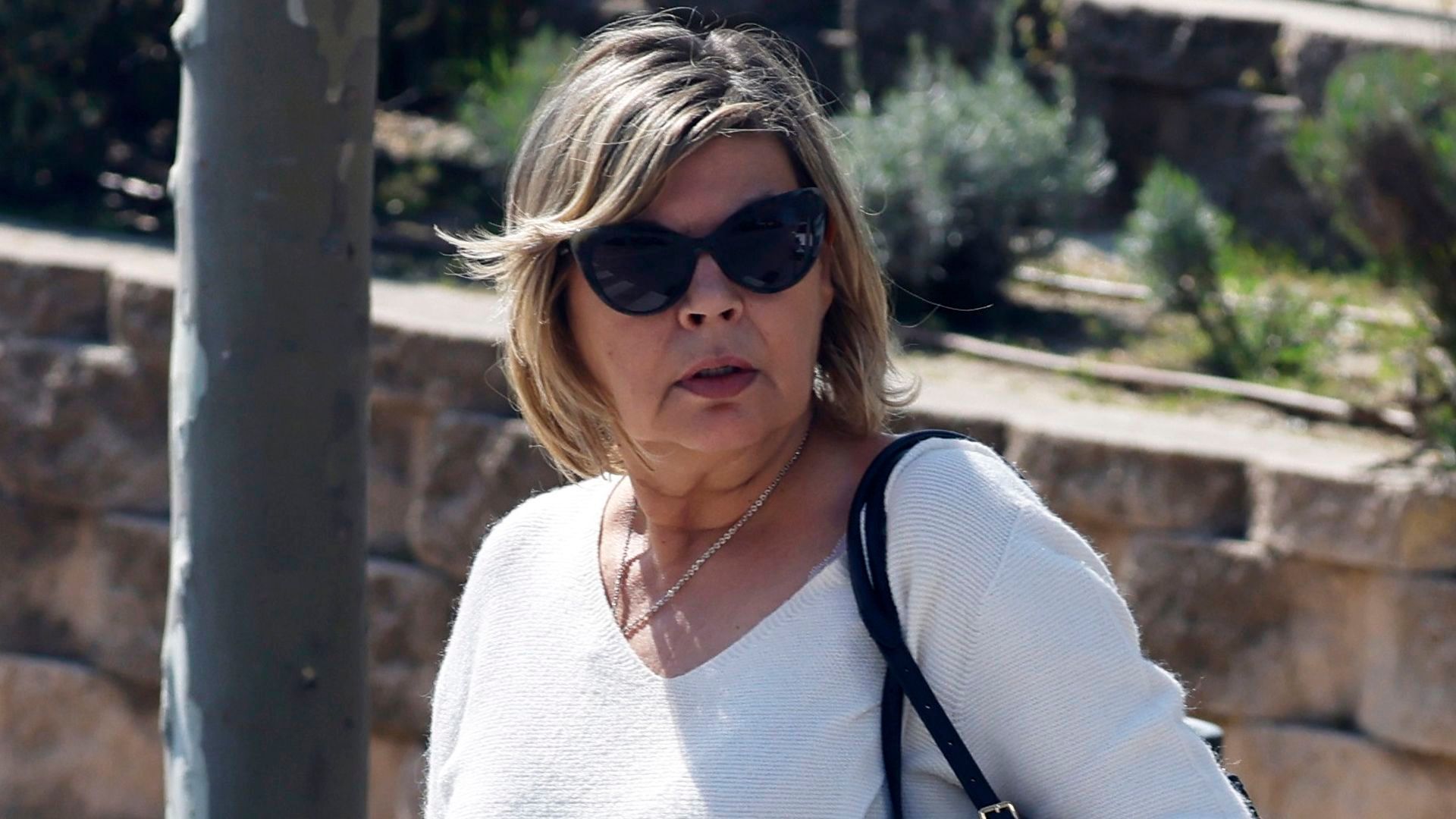 Terelu Campos saliendo de casa de Alejandra Rubio