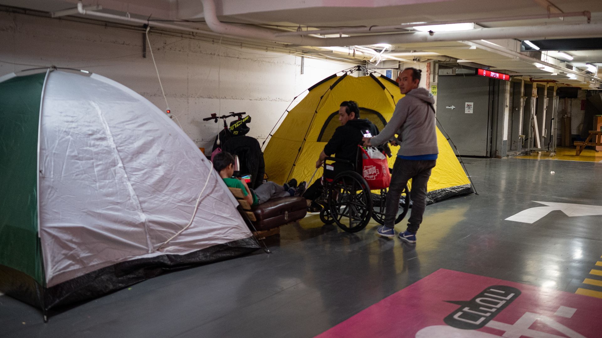 Un mes bajo tierra: decenas de israelíes viven en el búnker de un centro comercial