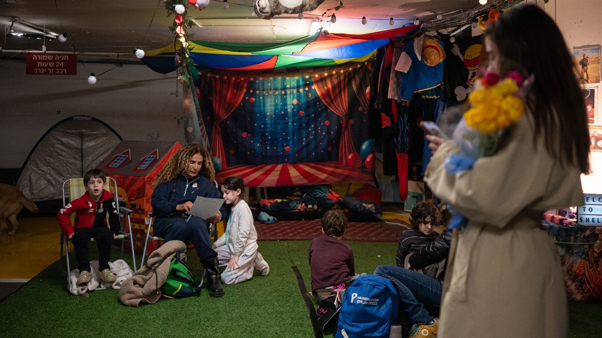 Un mes bajo tierra: decenas de israelíes viven en el búnker de un centro comercial