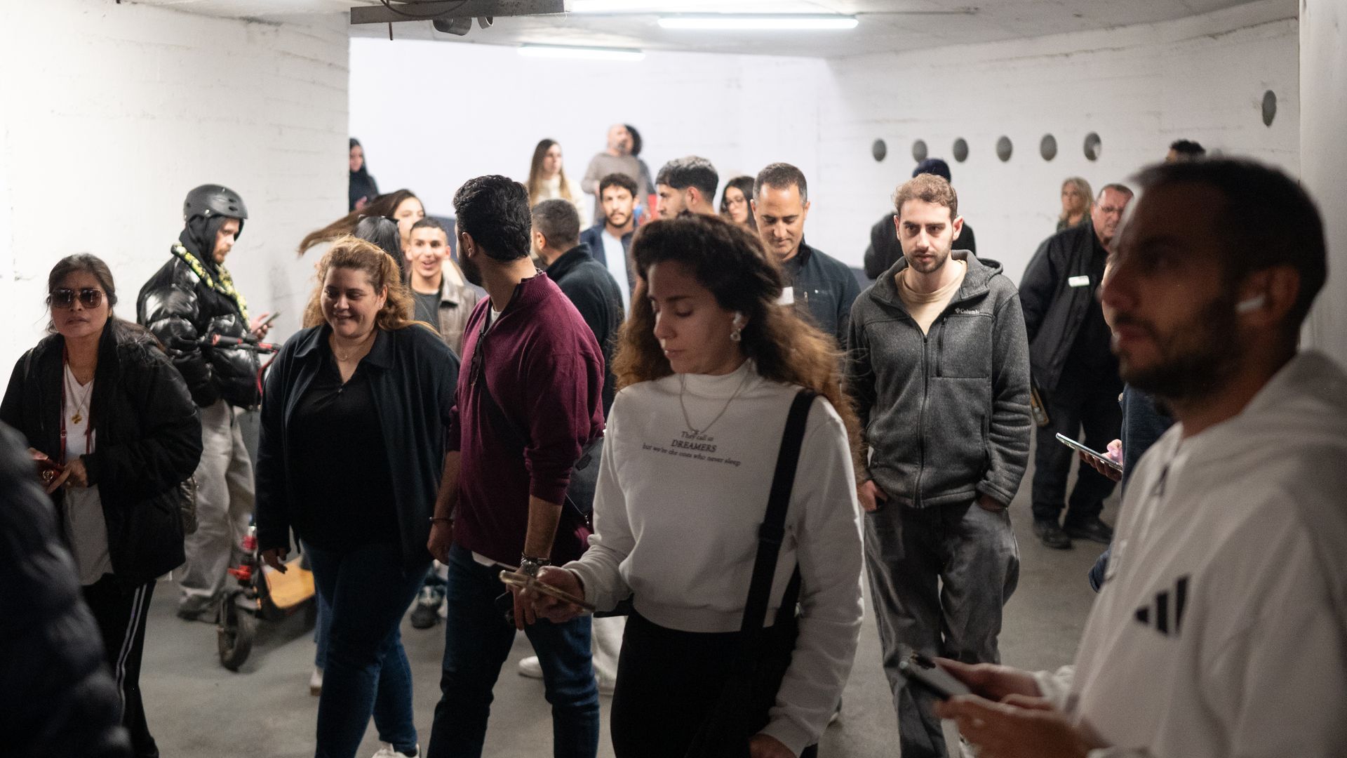 Un mes bajo tierra: decenas de israelíes viven en el búnker de un centro comercial