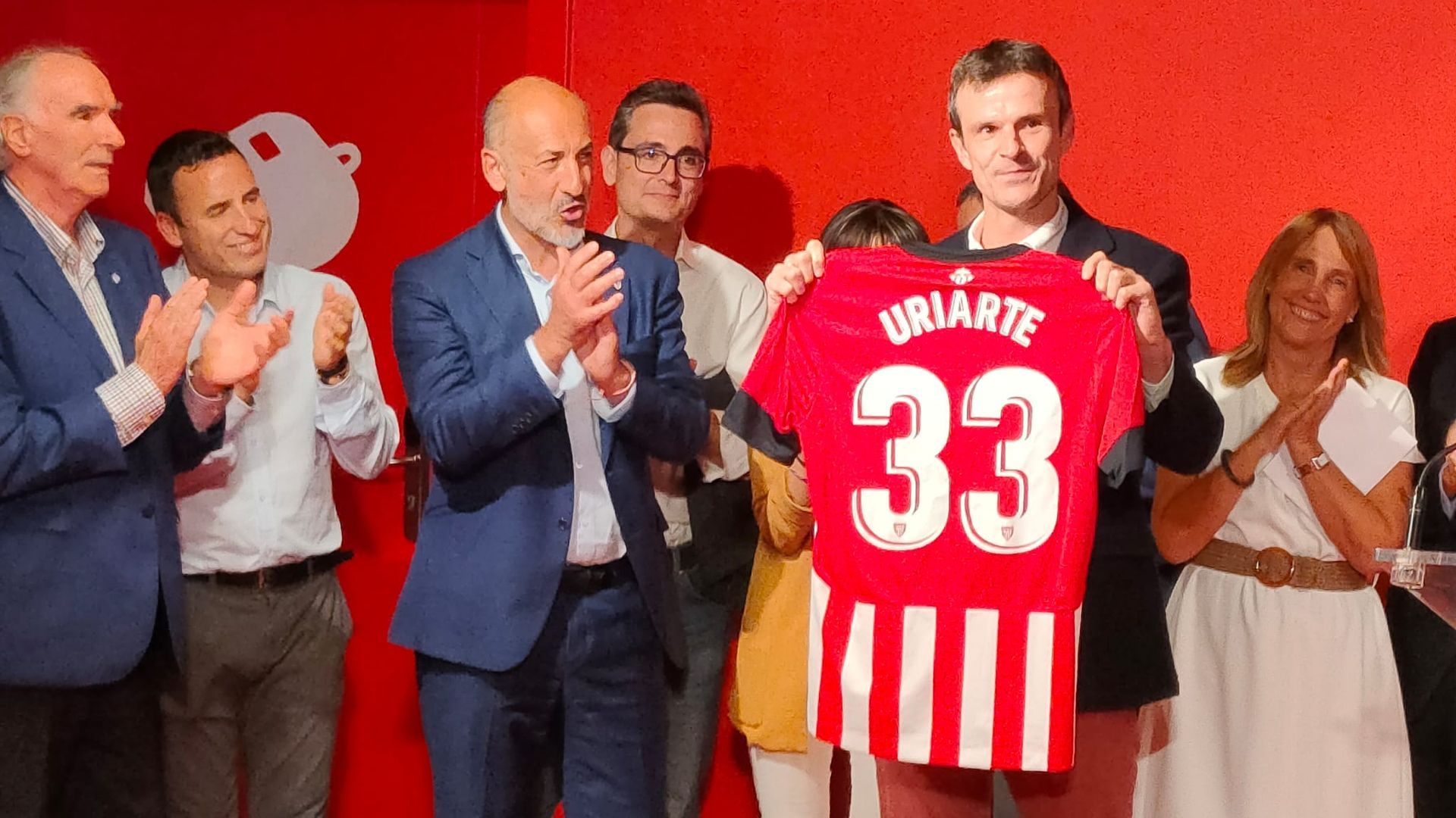 Jon Uriarte Uranga con Aitor Elizegi en el momento de ser elegido presidente