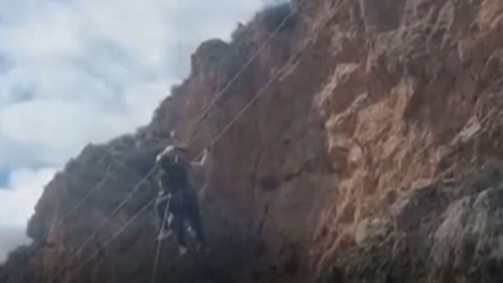 Así ha sido el rescate a una mujer tras quedar atrapada en mitad de una tirolina
