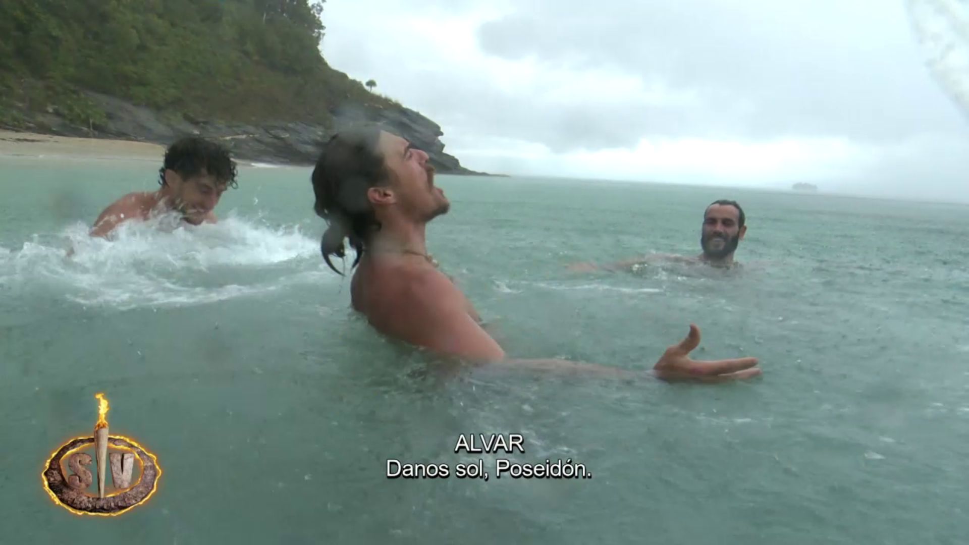 El arrebato de los concursantes ante el hartazgo por las incesantes lluvias: ¡se han bañado desnudos!