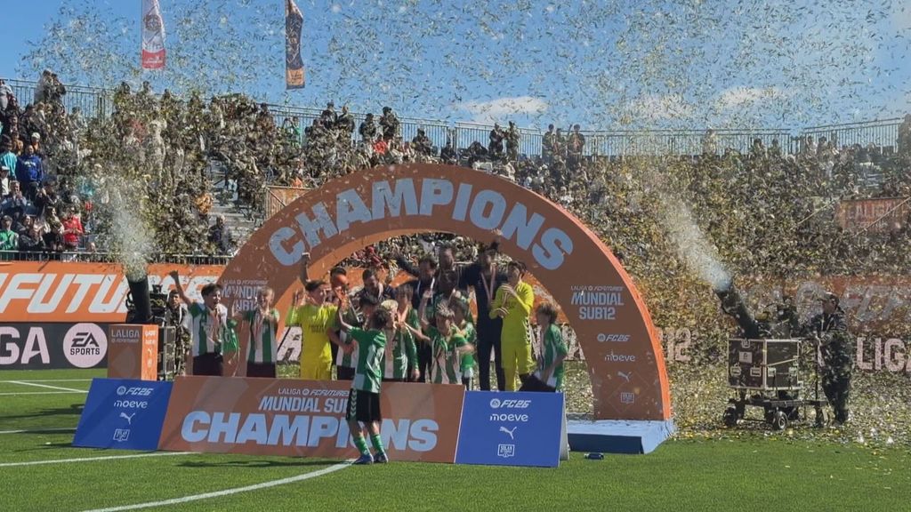 El Betis levanta la copa como campeón de LALIGA Futures
