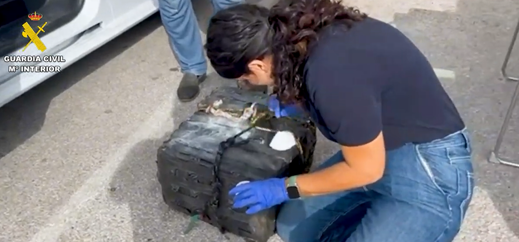 Fardo de droga intervenido en la operación