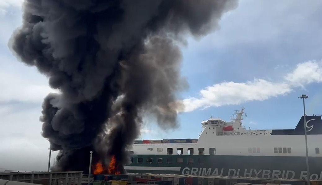 Gran columna de humo muy negro saliendo del camión incendiado