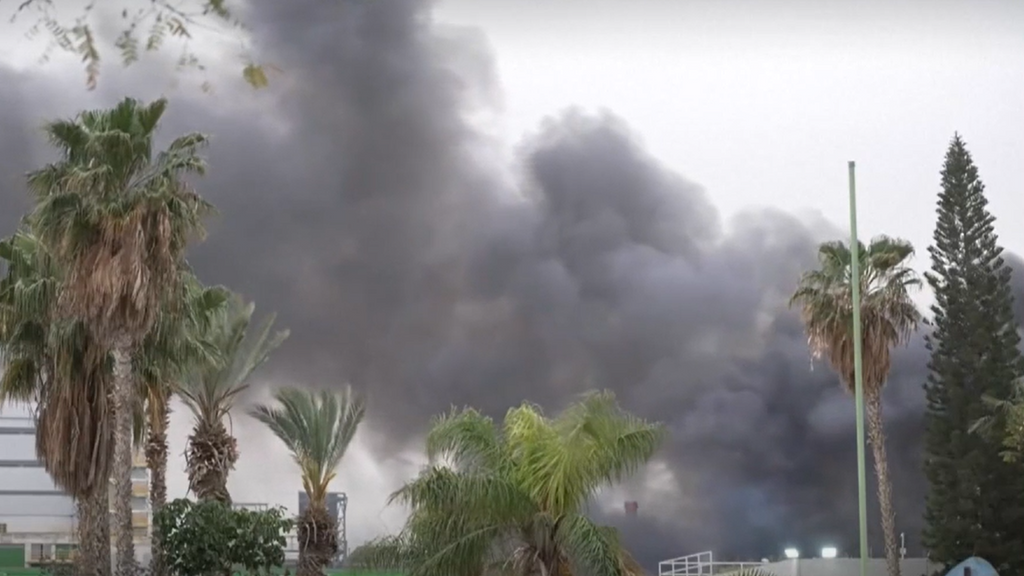 Gran incendio en una planta química del sur de Israel por los restos de un misil iraní derribado: hay al menos un herido leve
