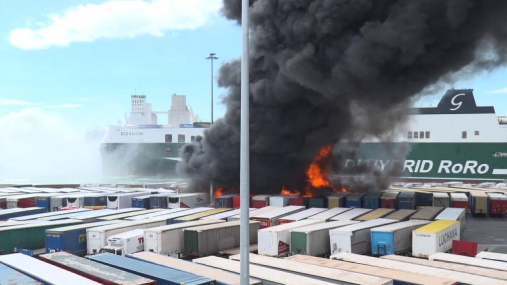 Incendio en el puerto de Barcelona: arden contenedores de mercancías y se levanta una gran columna de humo negro