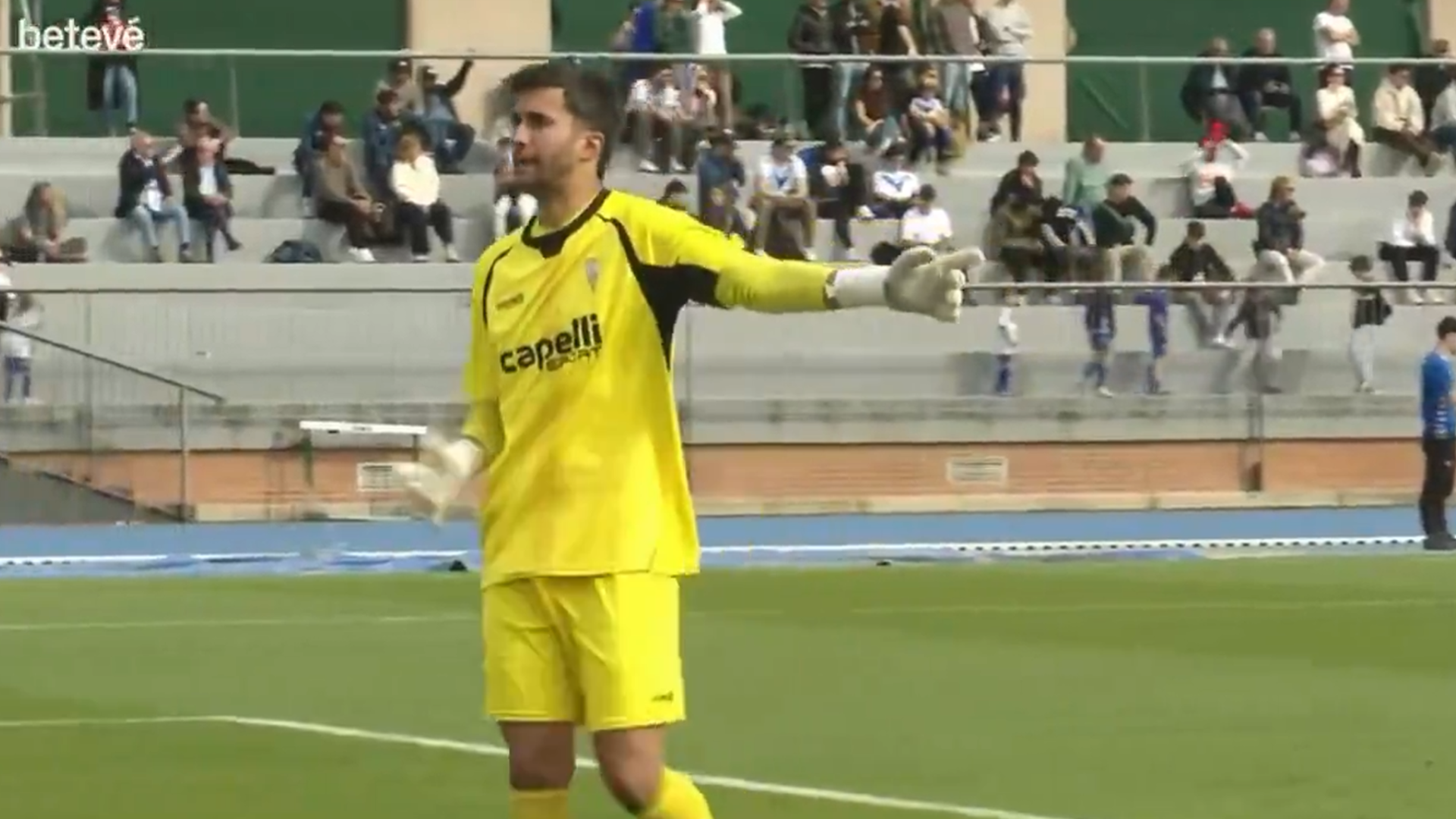 Iván Moreno, portero del Algeciras, se encara con aficionados del Europa