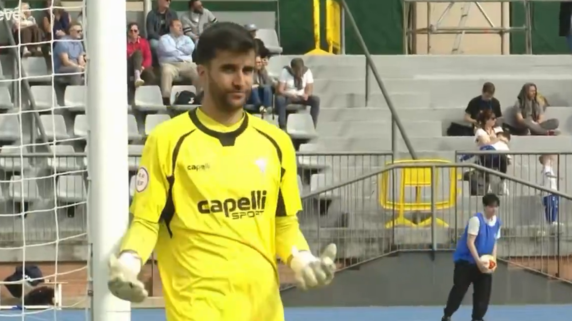 Iván Moreno, portero del Algeciras, se encara con aficionados del Europa Iván Moreno, portero del Algeciras, se encara con aficionados del Europa