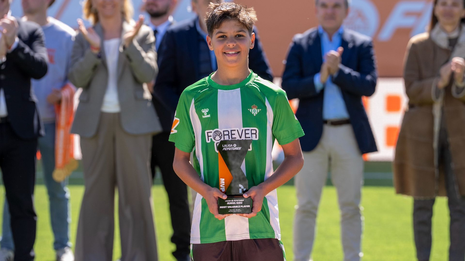 Javi Secano con el premio a MVP del torneo
