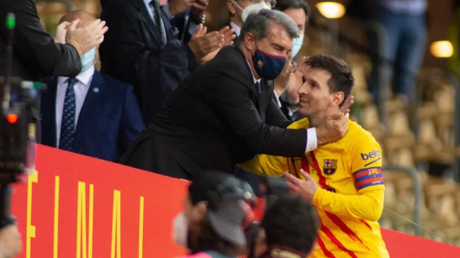 Joan Laporta se abraza a Leo Messi tras ganar la Copa en 2021