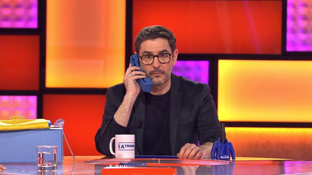 La inesperada llamada de la banquera a Juanra Bonet en '¡Allá tú!': "¿En serio llama usted para eso?" ¡Allá tú! 2026 Top Vídeos 81