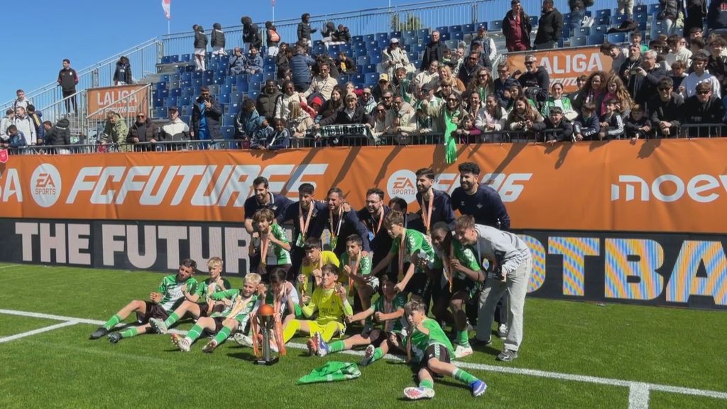 La fiesta de los jugadores del Betis con su familia y afición entre cánticos tras ganar LALIGA Futures