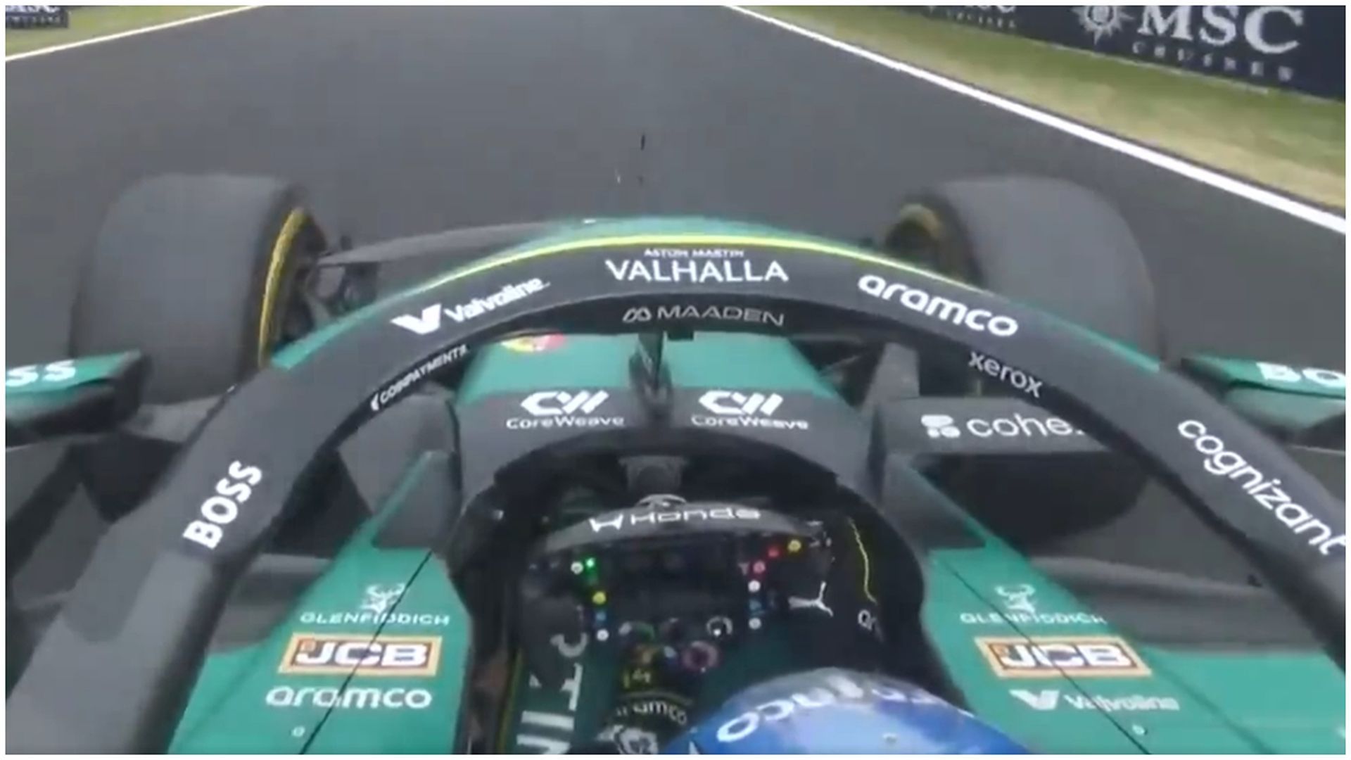 La imagen de Fernando Alonso soltando el volante para masajearse la pierna La imagen de Fernando Alonso soltando el volante para masajearse la pierna
