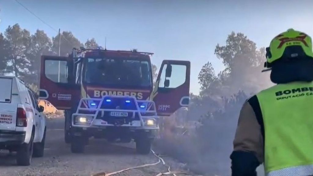 Las fuertes rachas de viento complican las labores de extinción del incendio de Alcocéber, Castellón