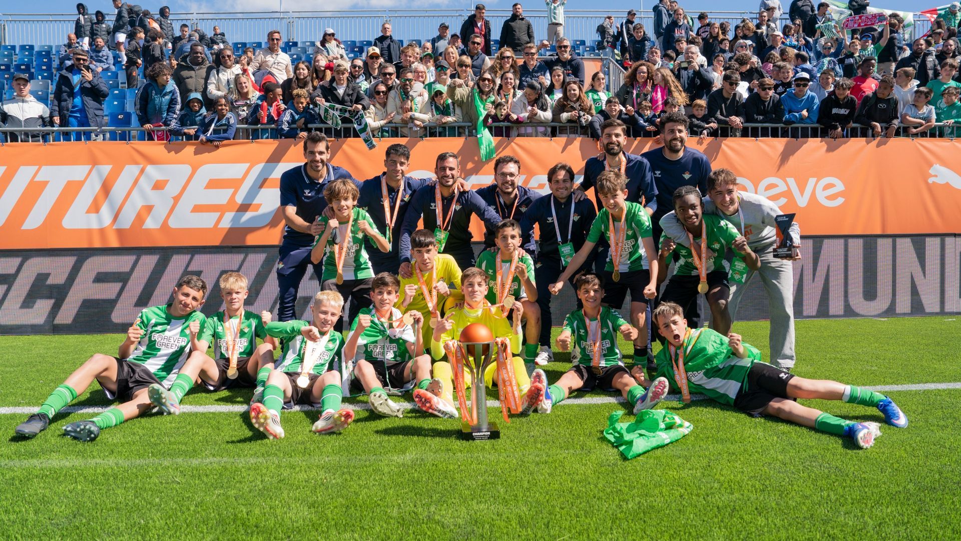 Los jugadores del Real Betis celebrando con sus familiares