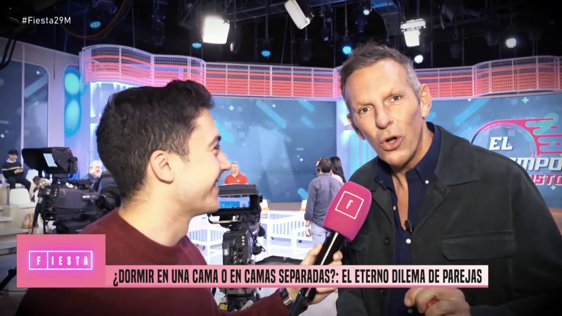 Los presentadores y colaboradores de Telecinco desvelan sin duermen con sus parejas en camas separadas: 