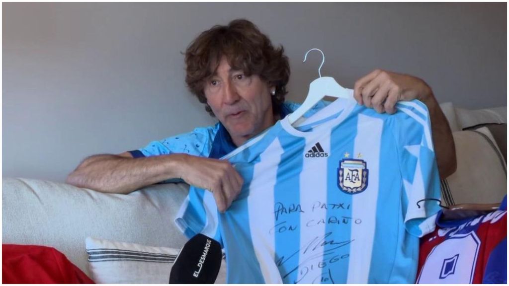 Patxi Salinas y su museo del fútbol: “Tengo hasta 1.000 camisetas”
