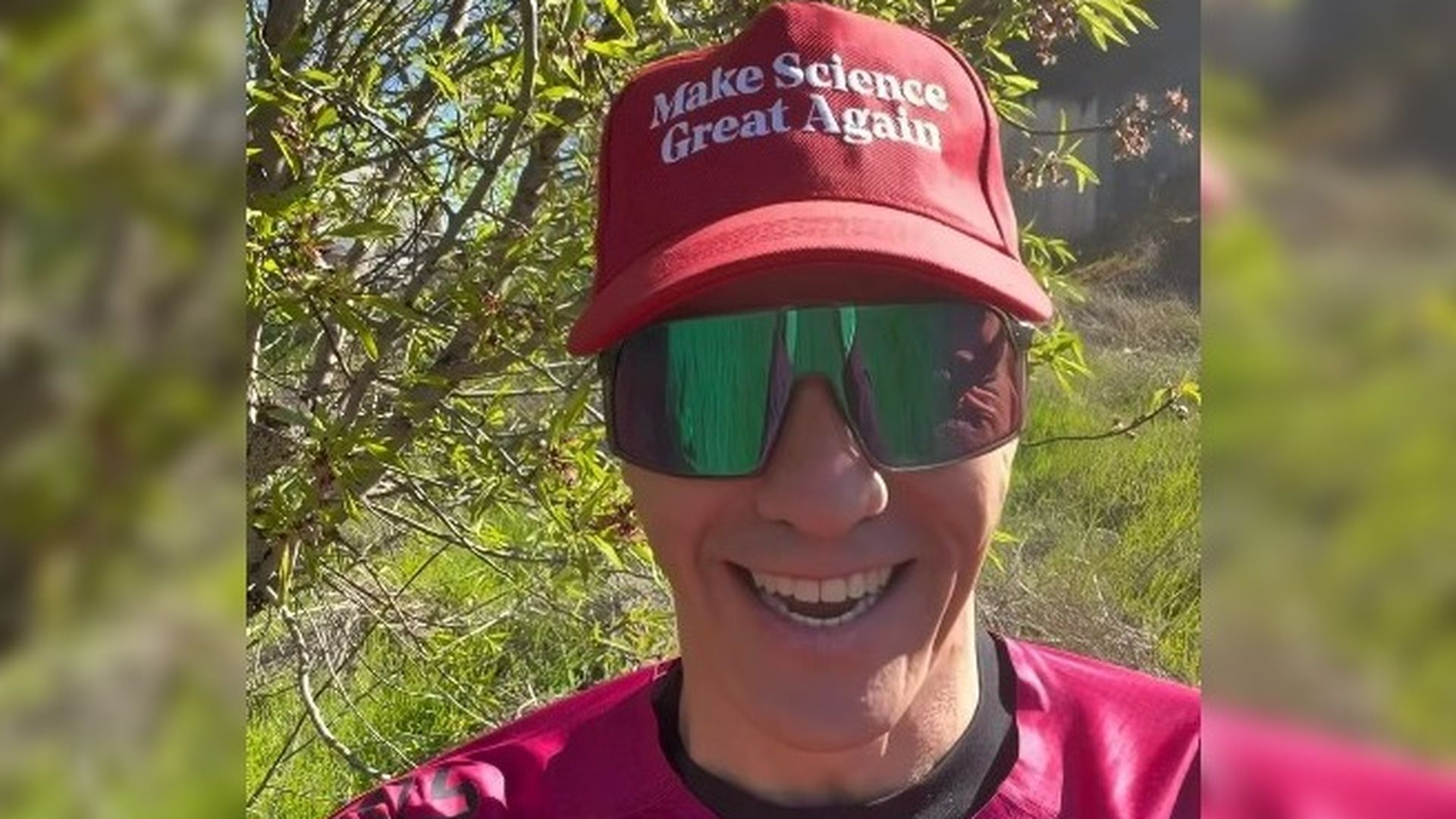 Pedro Sánchez y su gorra 'dedicada' a Trump