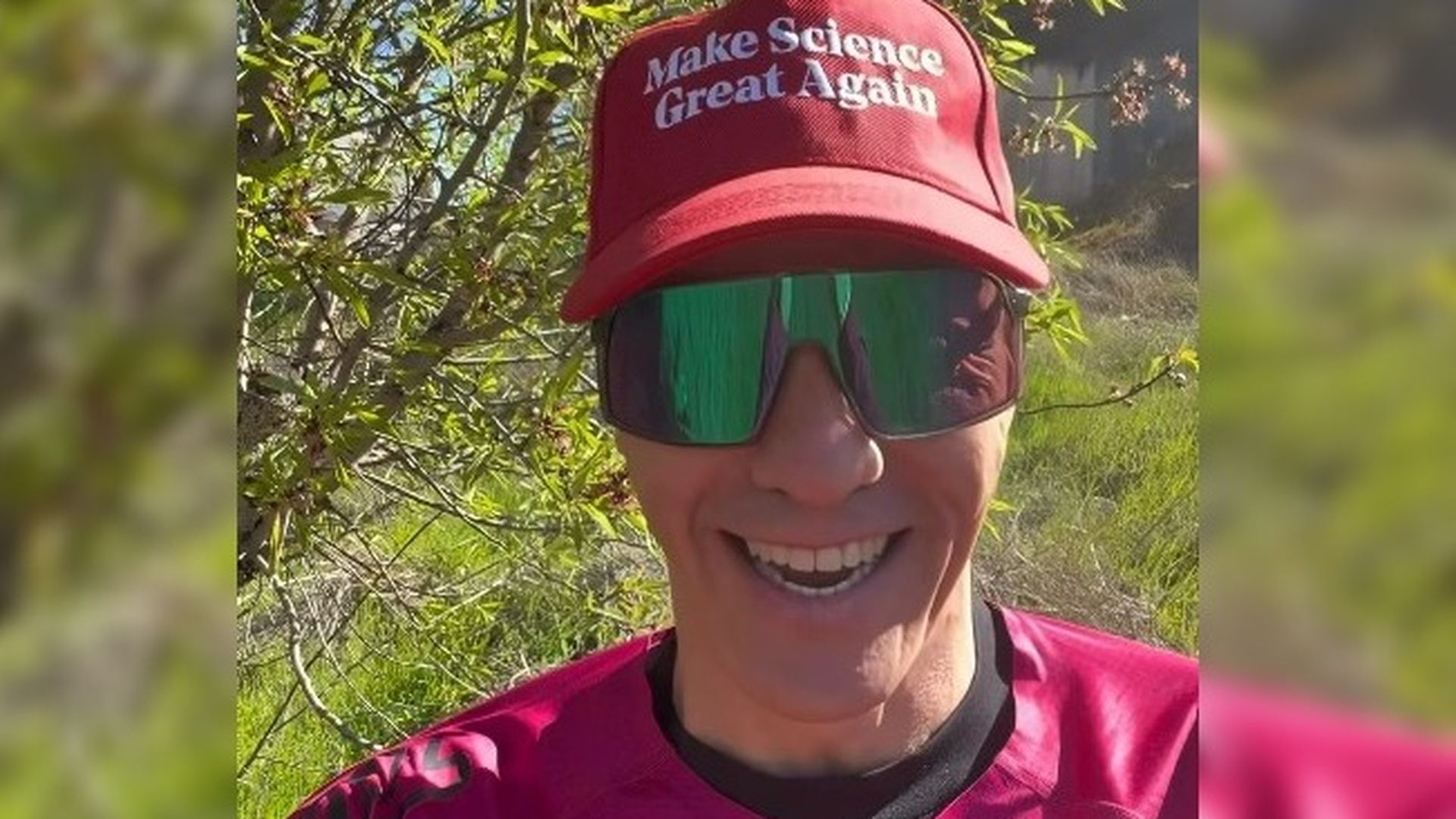 Pedro Sánchez y su gorra 'dedicada' a Trump