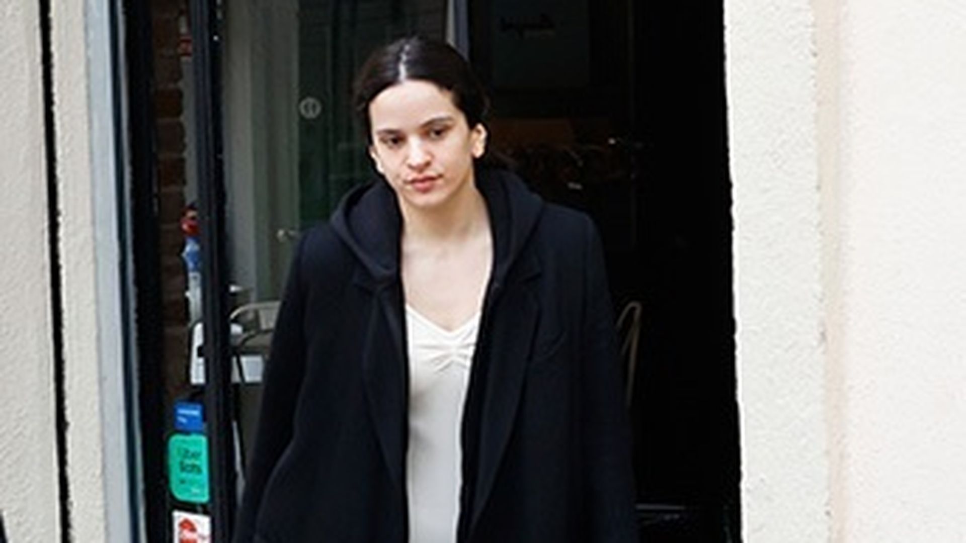 Rosalía saliendo de un restaurante de Madrid antes de estrenar su gira 'Lux Tour' en la capital