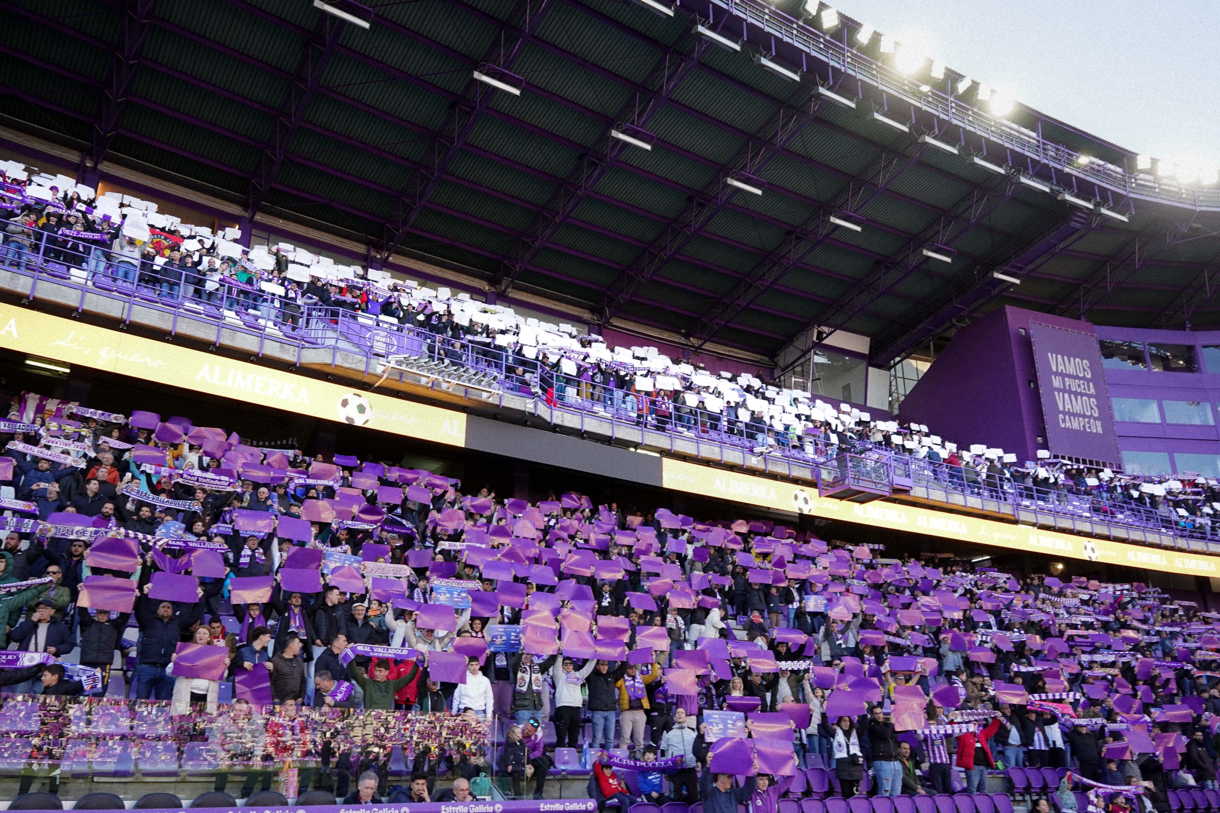 Tifo blanquivioleta en el Estadio José Zorrilla.