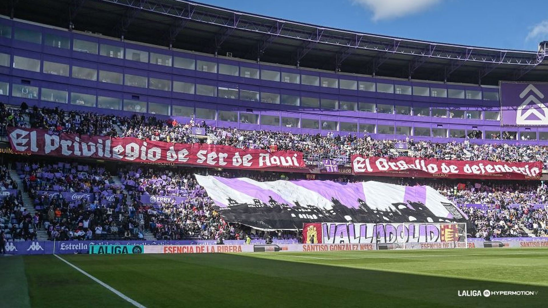 Tifo del Fondo Norte del Real Valladolid ante el Burgos. Tifo del Fondo Norte del Real Valladolid ante el Burgos.