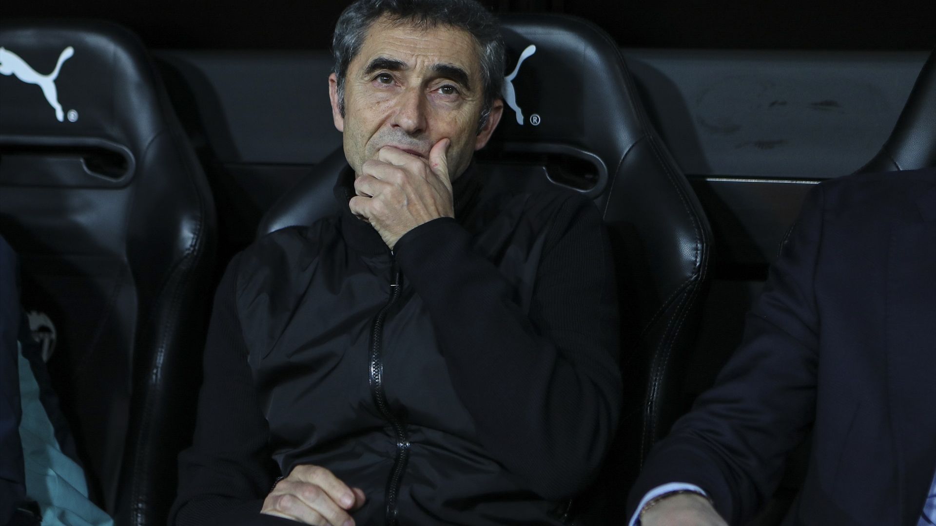 Un Ernesto Valverde serio y expectante antes de un partido del Athletic Club