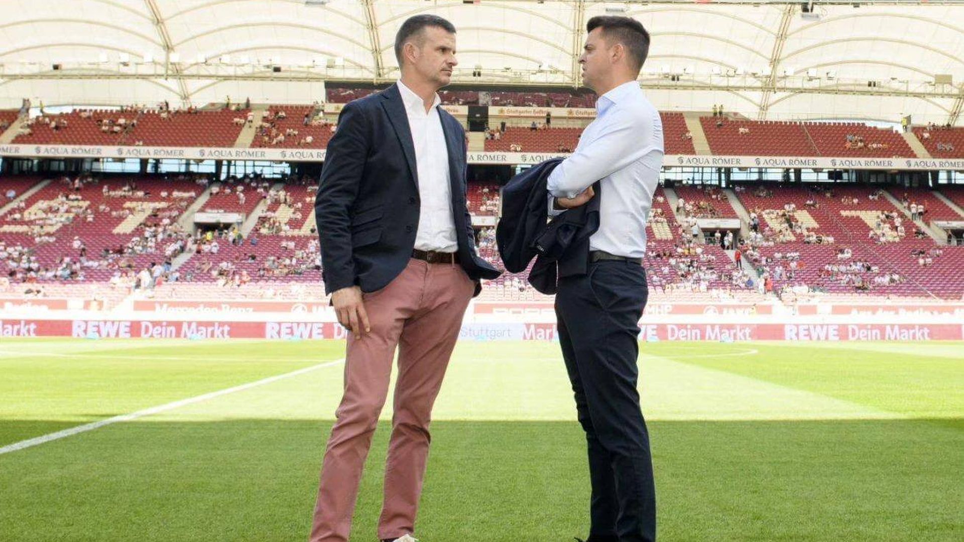 Jon Uriarte habla con Mikel González antes de un partido