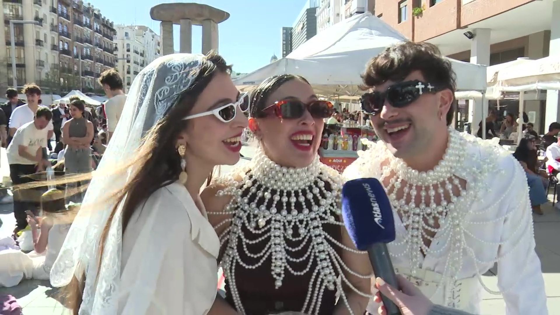 Perlas y reliquias en los alrededores del Movistar Arena ante el concierto de Rosalía