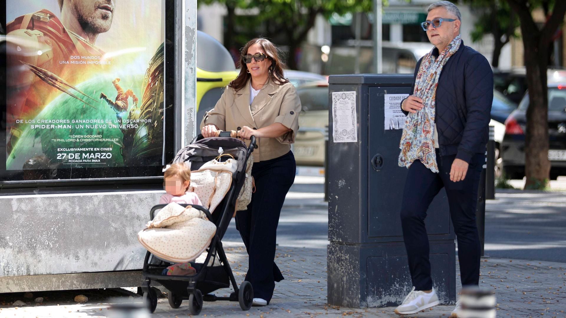 Anabel Pantoja, paseando a su hija Alma tras llegar a Sevilla por la Semana Santa