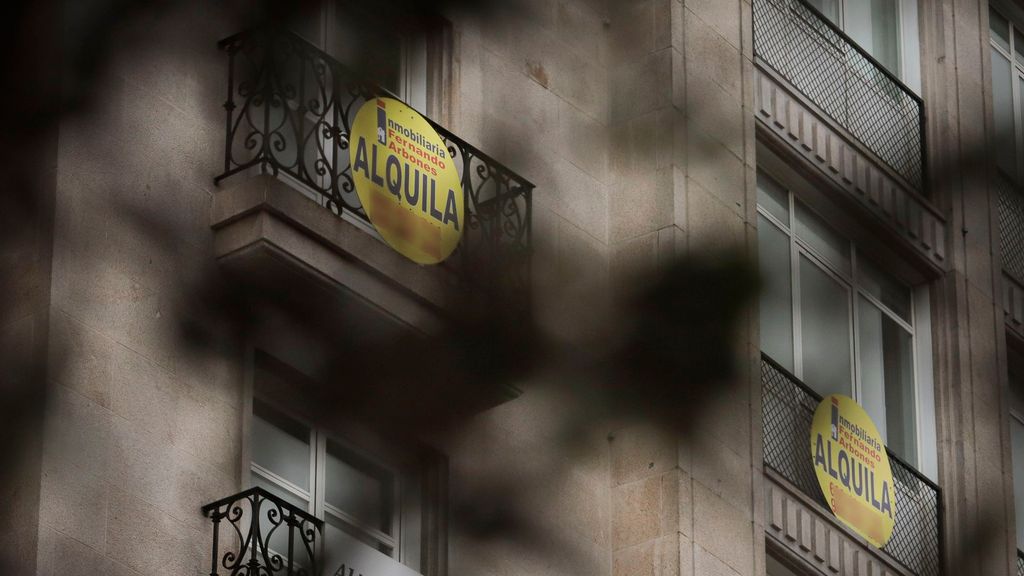 Consumo avisa a 13 grandes fondos que gestionan 100.000 alquileres que están obligados a prorrogar los contratos