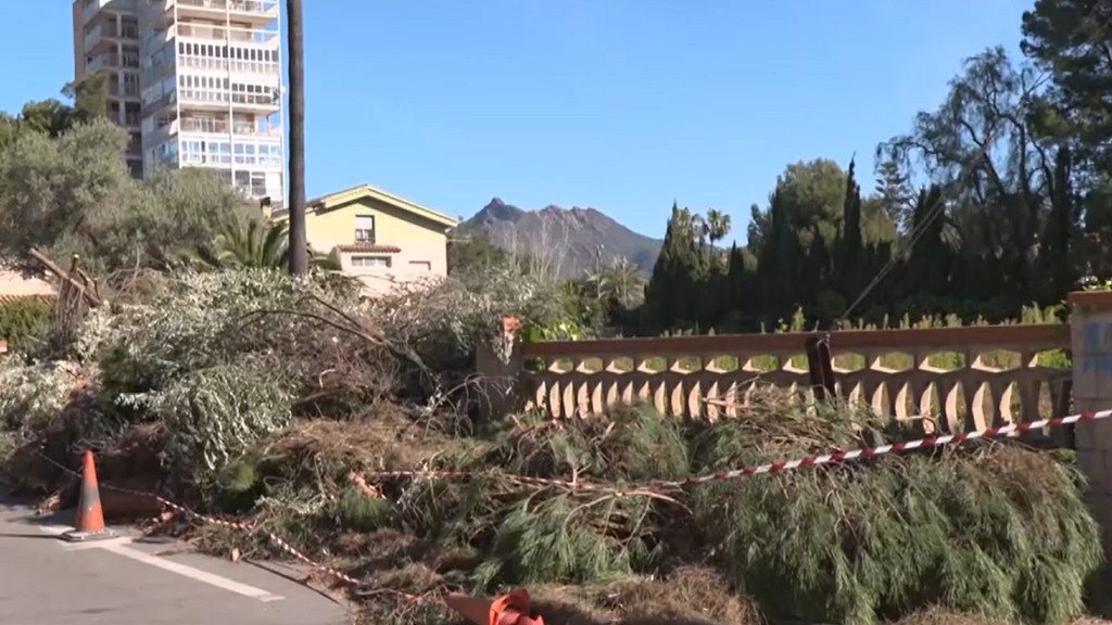 El temporal deja destrozos en la costa mediterránea y mantiene el aviso por fuerte oleaje