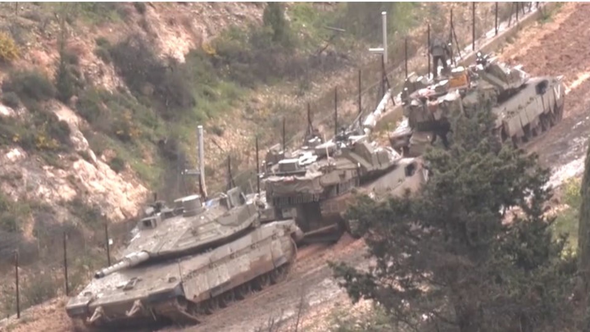 Carros armados israelíes en el sur de Líbano.