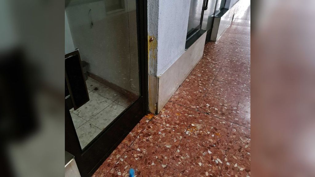 Comerciantes de una galería en Ourense denuncian ataques a sus negocios con excrementos, huevos y basura