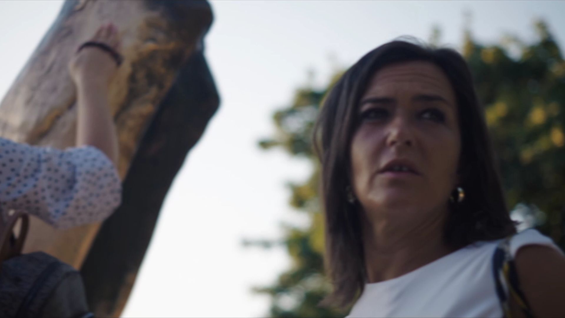 Alejandra Andrade corrobora la existencia de una inexplicable gota que recorre la pierna del Cristo Resucitado de Medjugorje: 